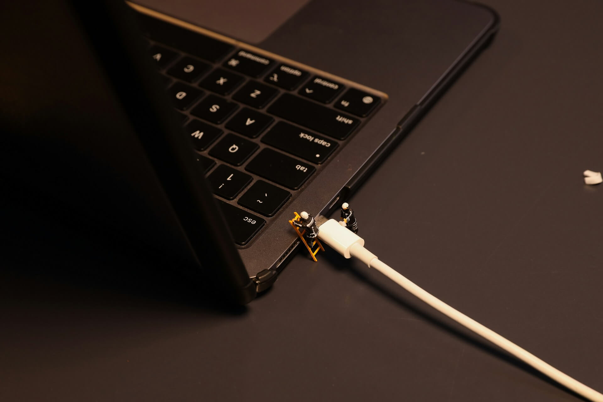 Проблеми със зареждането на лаптоп: кабел, букса или батерия?