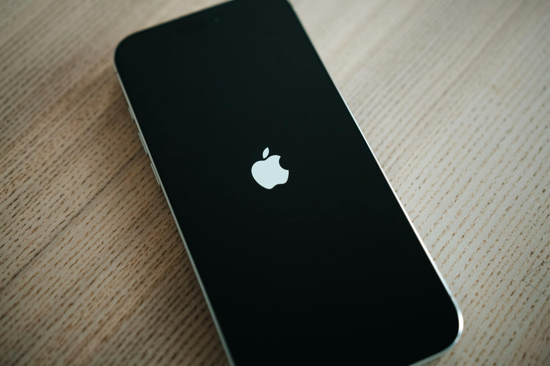 Телефонът ми се рестартира сам – причини и решения